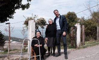 Ο διάλογος Μητσοτάκη με γιαγιάδες στην Αιτωλοακαρνανία- Τι του ζήτησαν