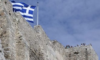 Καταδικάστηκαν οι Γερμανοί που κατέβασαν την ελληνική σημαία και ύψωσαν τη γερμανική στα Χανιά