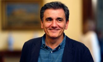Ο Τσακαλώτος τρολάρει τον Μητσοτάκη για την «επιτυχία» του Λαϊκού Κόμματος στην Ισπανία