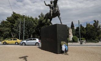 Βανδάλισαν το άγαλμα του Μεγάλου Αλεξάνδρου στην Αθήνα (φωτο)