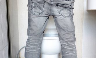 Εργαζόμενος απολύθηκε γιατί αυνανιζόταν στην τουαλέτα του γραφείου του