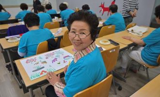 Αναλφάβητες γιαγιάδες στα θρανία – Λόγω υπογεννητικότητας δεν υπάρχουν μαθητές στη Ν. Κορέα