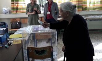 Ιωάννινα: Χήρα πρώην δημάρχου ετών 103 προσήλθε στις κάλπες!