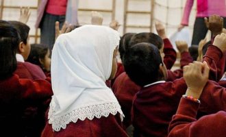Απαγορεύτηκε η ισλαμική μαντίλα στα δημοτικά σχολεία στην Αυστρία