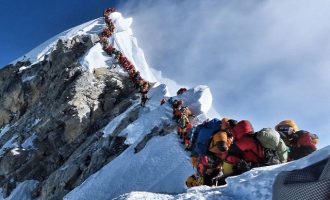 Oρειβάτες προσπερνούν…  πτώμα για να φτάσουν στην κορυφή του Έβερεστ (φωτο)