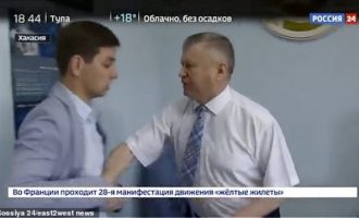 Ρώσος αξιωματούχος πλάκωσε δημοσιογράφο όταν τον ρώτησε αν είναι διεφθαρμένος (βίντεο)