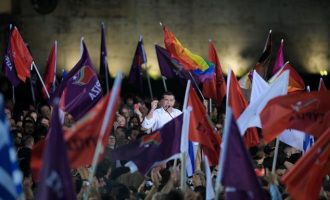 Τσίπρας στο Σύνταγμα: Την Κυριακή ψηφίζουμε για τη ζωή μας