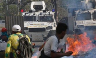 Ένα βήμα πριν τον εμφύλιο η Βενεζουέλα – Γκουάιντο και Μαδούρο μετράνε στρατιώτες