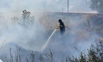 Πυρκαγιά ξέσπασε κοντά στην Ελληνική Βιομηχανία Όπλων (ΕΛΒΟ) στο Λαύριο