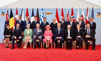 Στην 75η επέτειο της απόβασης της Νορμανδίας ο Έλληνας πρόεδρος δίπλα στον Αμερικανό
