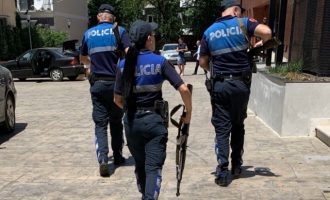 Στην Αλβανία μοίρασαν στους αστυνομικούς καλάσνικοφ για τον φόβο εξέγερσης