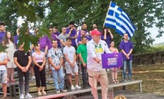 Στην Αλβανία «χαμός» – Ο Έντι Ράμα μίλησε ελληνικά με την ελληνική σημαία πίσω του