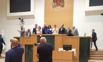 Εθνικιστές εισέβαλαν στο κοινοβούλιο της Γεωργίας (βίντεο)