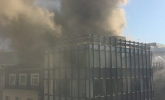 Συναγερμός στο Λονδίνο: Μεγάλη πυρκαγιά σε κτίριο στο Μέιφερ