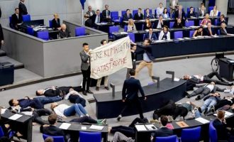 Εισβολή ακτιβιστών στη γερμανική βουλή την ώρα που μιλούσε ο Σόιμπλε