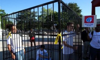 Έφηβοι κλείστηκαν σε κλουβιά έξω από την έδρα του ΟΗΕ στην Ελβετία