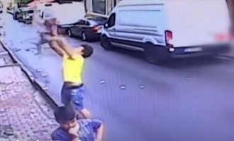 2χρονη πέφτει από μπαλκόνι και περαστικός την πιάνει στον αέρα (βίντεο)