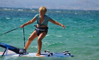 80χρονη σέρφερ δαμάζει τις θάλασσες της Κεφαλονιάς