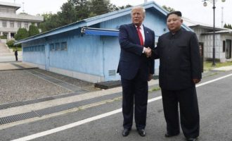 Ο Τραμπ περπάτησε στο έδαφος της Βόρειας Κορέας και ο Κιμ της Νότιας (βίντεο)