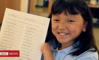 10χρονη χωρίς χέρια κερδίζει διαγωνισμούς καλλιγραφίας