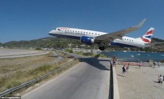Αεροπλάνο περνά «ξυστά» πάνω από τα κεφάλια τουριστών στη Σκιάθο (βίντεο)