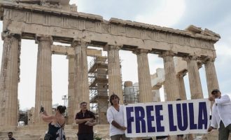 Ακτιβιστές ύψωσαν πανό στην Ακρόπολη για την απελευθέρωση του Λούλα