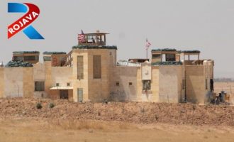 Αμερικανικά στρατεύματα στην παραμεθόρια πόλη Τελ Αμπιάντ της Συρίας απέναντι στους Τούρκους