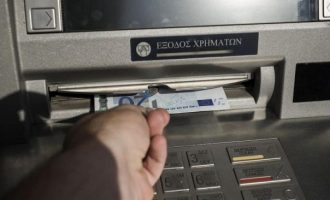 Τι αλλάζει από Δευτέρα στις αναλήψεις από ATM