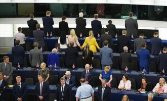 Οι ευρωβουλευτές του BREXIT γύρισαν πλάτη κατά την ανάκρουση του ευρωπαϊκού ύμνου