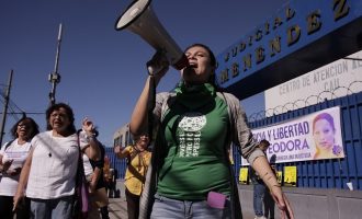 Ελ Σαλβαδόρ: Ανήλικη δικάζεται ξανά γιατί προκάλεσε αποβολή του εμβρύου της