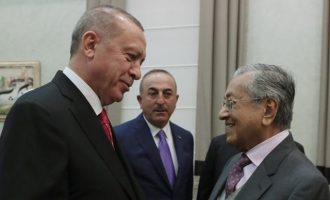 «Εμφανίστηκε» ο Ερντογάν με τον Πρωθυπουργό της Μαλαισίας