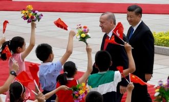 Ο Ερντογάν αναζητά οικονομικό σωσίβιο στην Κίνα