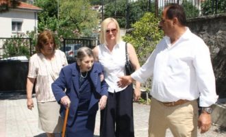 Γιαγιά 101 ετών την πήγαν να ψηφίσει τον γιο της υποψήφιο του ΚΙΝΑΛ