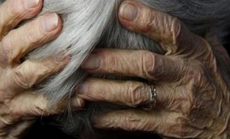 Γιαγιάδες 81 και 95 ετών έπαιξαν ξύλο με τις μαγκούρες στον Άλιμο