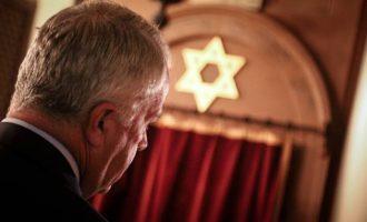 Ο Βορίδης επισκέφθηκε το Εβραϊκό Μουσείο και ζήτησε «συγγνώμη» από τους Εβραίους