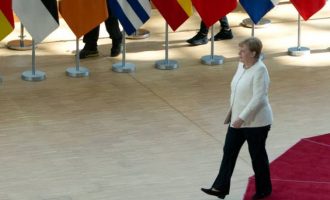 Die Welt: «Η Μέρκελ επιστρέφει στο Βερολίνο τριπλά ταπεινωμένη»