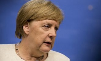 Η τρεμάμενη Μέρκελ παραμένει η δημοφιλέστερη πολιτικός της Γερμανίας