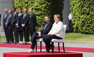 Η Μέρκελ υποδέχτηκε καθιστή τη Δανή πρωθυπουργό για να γλιτώσει το τρέμουλο