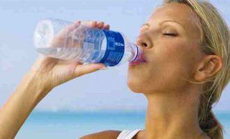 Προσοχή! Μη γεμίζετε ξανά τα πλαστικά μπουκάλια νερό – Σοβαροί κίνδυνοι για την υγεία