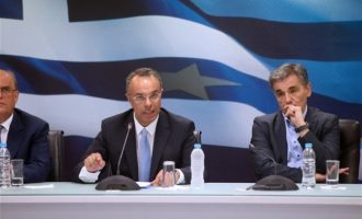 FT: Ο Σταϊκούρας προειδοποιεί για «κρυφές βόμβες» στην ελληνική οικονομία