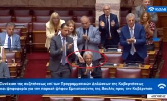 «Όρθιος»: Σκούντησαν βουλευτή να σηκωθεί για να χειροκροτήσει τον Βελόπουλο (βίντεο)