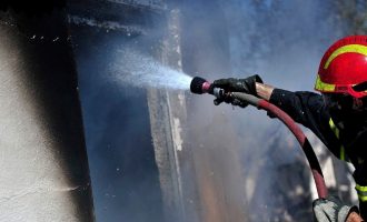 Πυρκαγιά απειλεί κατοικημένη περιοχή στα Μέγαρα