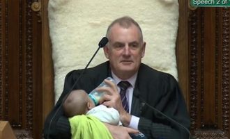 Ο προεδρεύων της Βουλής της Νέας Ζηλανδίας τάισε το μωρό βουλευτή