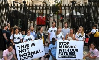 «Βράζει» η Βρετανία: 450.000 διαδικτυακές υπογραφές για να μην κλείσει η Βουλή