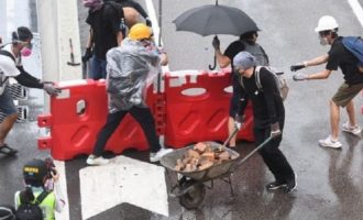 Χονγκ Κονγκ: Διαδηλωτές επιτέθηκαν με τούβλα και μολότοφ στους αστυνομικούς