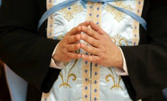 Καθαιρεθείς ιερέας μαζεύει υπογραφές για τη δημιουργία νέας Μητροπόλεως