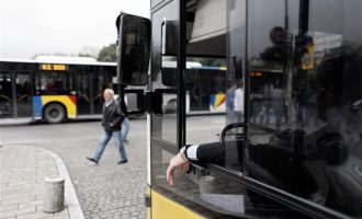 Λεωφορείο έκανε δρομολόγιο με ανοικτή πόρτα (βίντεο)