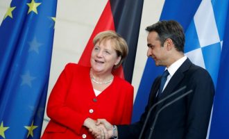Η Μέρκελ υποσχέθηκε στον Μητσοτάκη ότι η Γερμανία θα πάρει 1.553 πρόσφυγες από την Ελλάδα