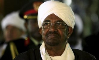 Δικάζεται ο ανατραπείς πρόεδρος του Σουδάν για χρηματισμό από τη Σ. Αραβία