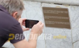 Κατέστρεψαν τις «τοσοδούλες» πινακίδες στα αγάλματα στα Σκόπια – Τι έγραψε ο Κοτζιάς